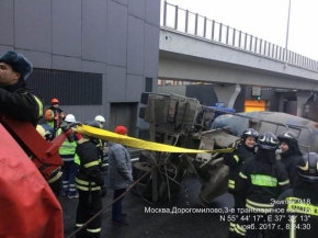 Съезд с Кутузовского проспекта на внутреннюю сторону ТТК закрыт для движения из-за перевернувшегося цементовоза.
